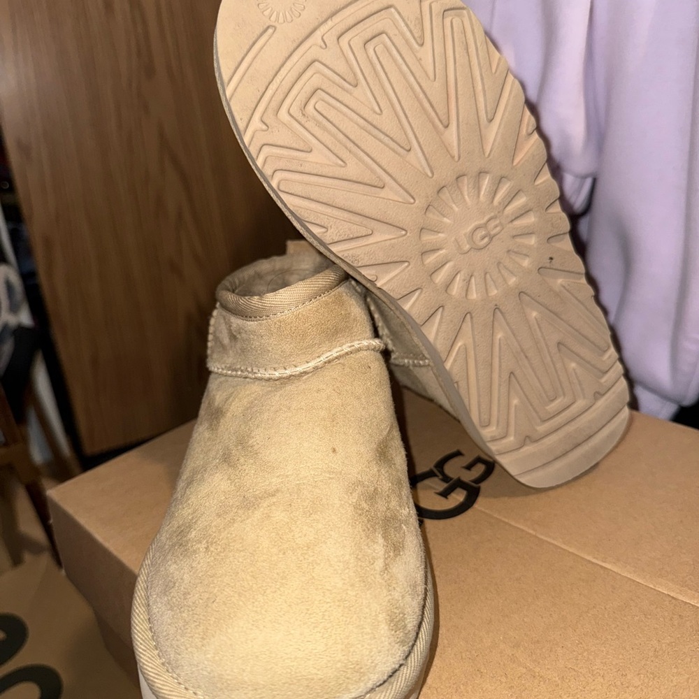 UGG Classic ankle mini Suede Boots LMTD edition color “mustard seed”! 🥾